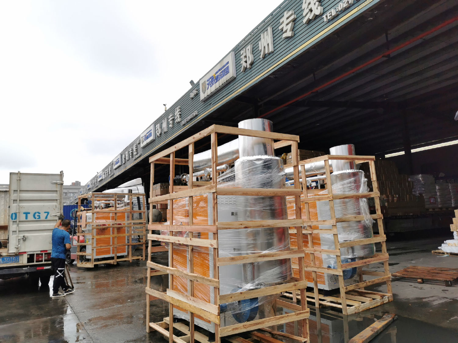 載著鄭州調(diào)味品加工不銹鋼蒸汽發(fā)生器的貨車已經(jīng)到達物流點準備發(fā)往鄭州