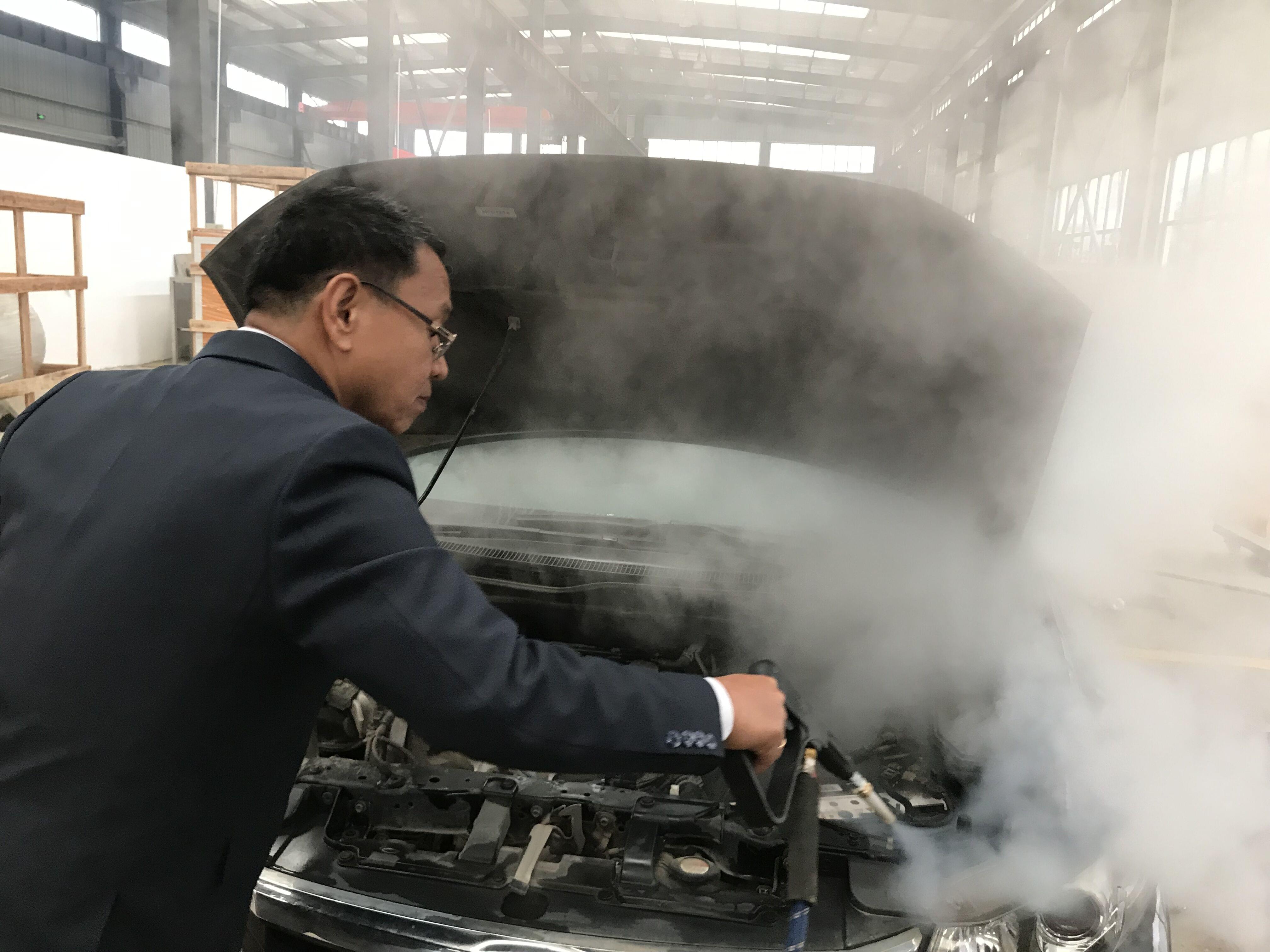 外國友人現(xiàn)場演示蒸汽洗車，驚呼太過隱,！